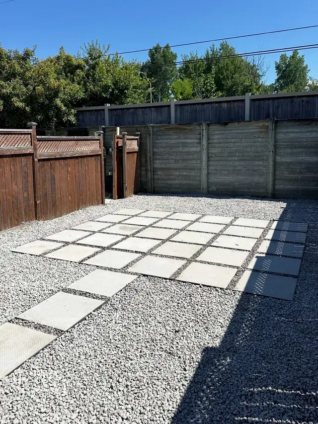 Gravel yard with slab pavers